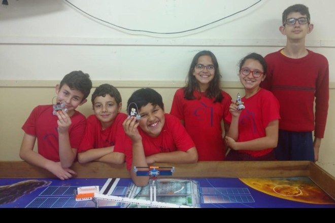 Alunos do time de robótica da Escola Municipal Professor Erasmo Pilotto, de Curitiba |