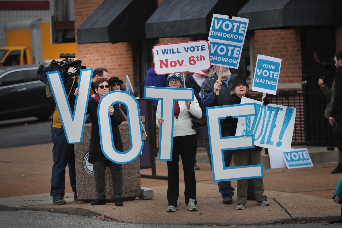 Apoiadores do Partido Democrata em St. Louis, Missouri, se manifestam um dia antes das eleições de meio de mandato dos EUA | SCOTT OLSON / AFP