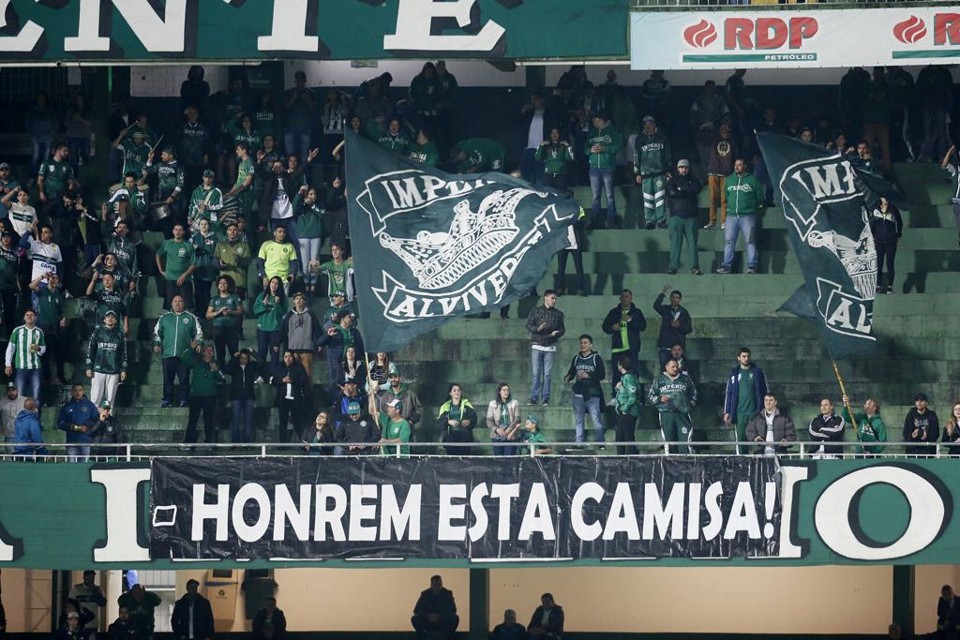 Faixa no jogo contra o Londrina, em setembro. Expectativa de  protestos ainda maiores nessa sexta. | Marcelo Andrade/Gazeta do Povo