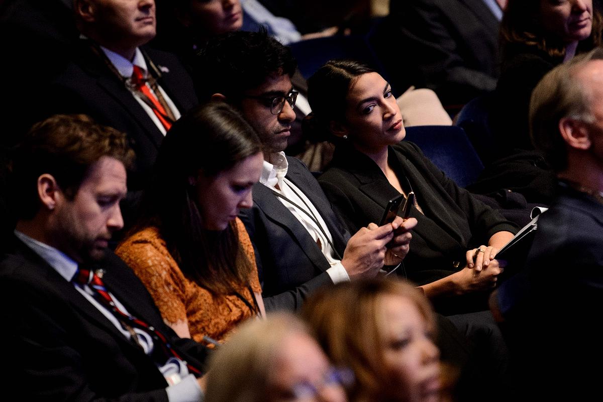 Democratas serão maioria na Câmara dos Representantes nos próximos dois anos. Na foto, Alexandria Ocasio-Cortez, a mais jovem a conquistar um assento na casa, atende a um encontro de boas-vindas da Câmara dos Representantes | BRENDAN SMIALOWSKI/AFP