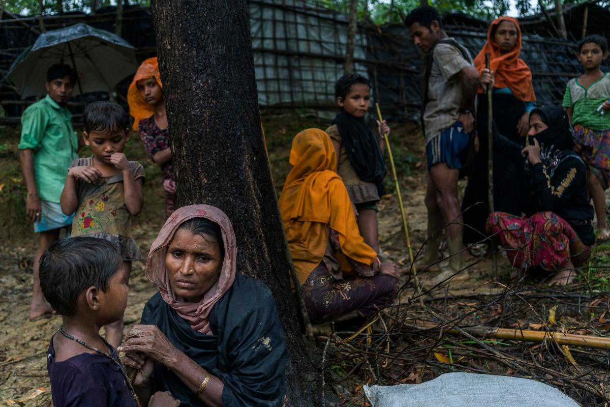 Refugiados rohingya de Mianmar descansam perto de um campo de refugiados depois de chegar ao Bangladesh | ADAM DEAN / NYT