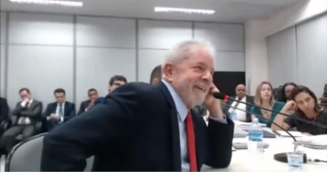 Lula recebe a visita de um barbeiro duas vezes por mês | Reprodução/