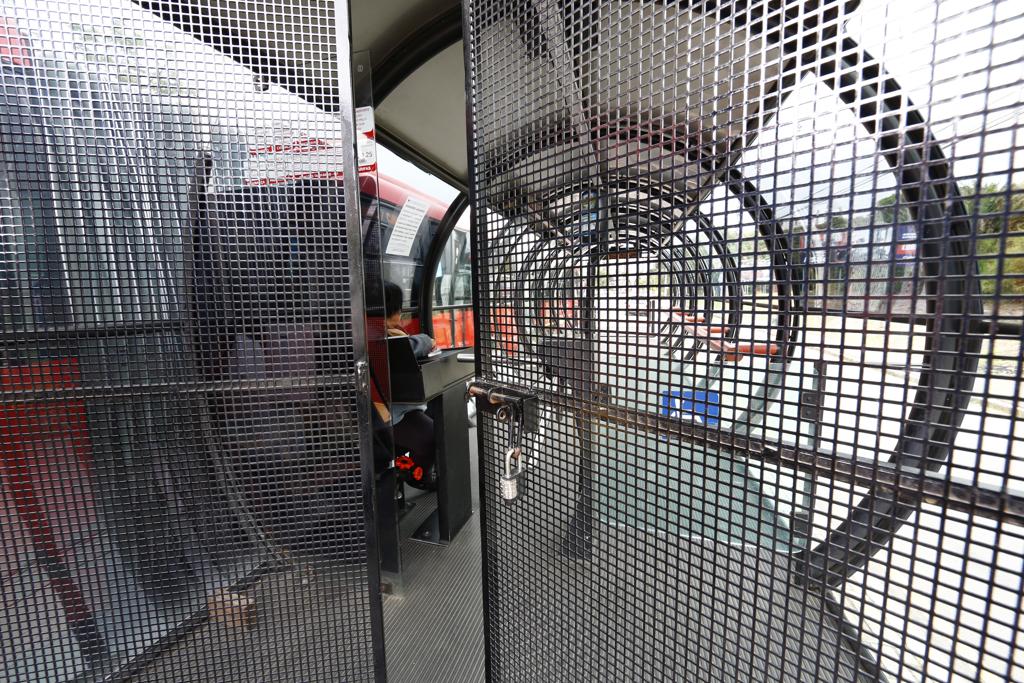 Estação-tubo Antônio Cavalheiros, no Cabral, da linha Santa Cândida/Capão Raso com portão pra evitar acesso de invasores. | Aniele Nascimento/Gazeta do Povo