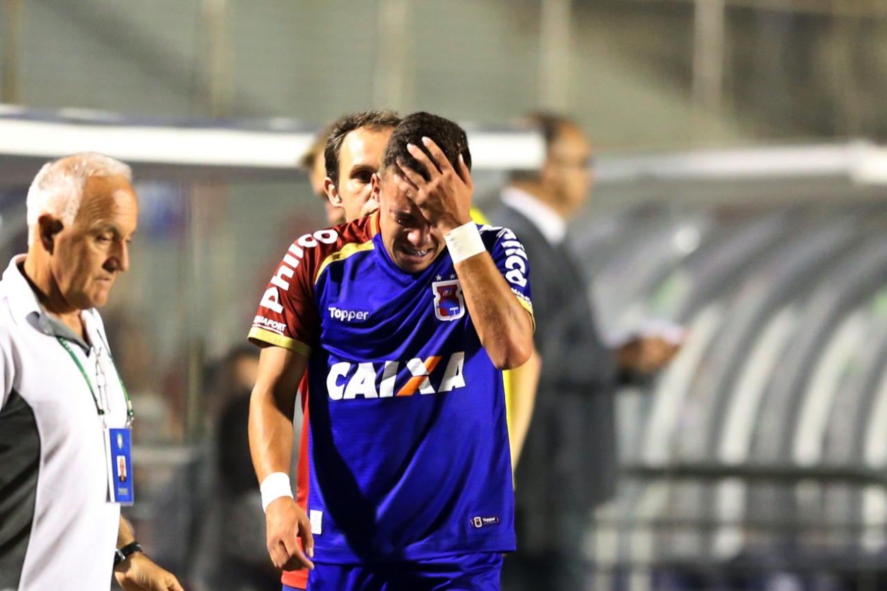 Segundo expulso do Paraná, o jovem Andrey se emocionou na saída de campo. | Albari Rosa/Gazeta do Povo/