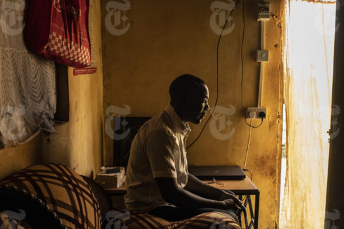 Richard Ochieng' em sua casa em Nairóbi. Episódios envolvendo discriminação de funcionários chineses têm perturbado quenianos | Andrew Renneisen / The New York Times
