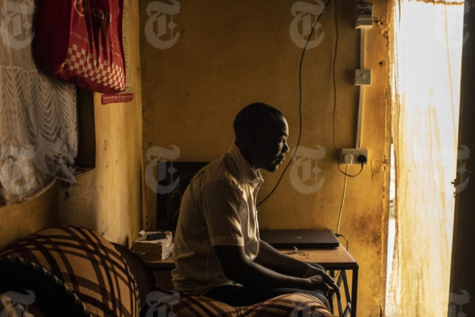 Richard Ochieng' em sua casa em Nairóbi. Episódios envolvendo discriminação de funcionários chineses têm perturbado quenianos | Andrew Renneisen / The New York Times