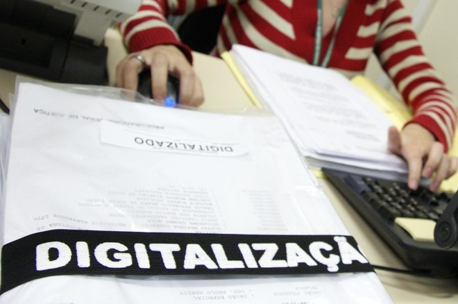 Digitalização de processos vai despender mais tempo e recursos – só não está claro ainda de quem. | Marco Andre Lima/Gazeta do Povo/ Arquivo
