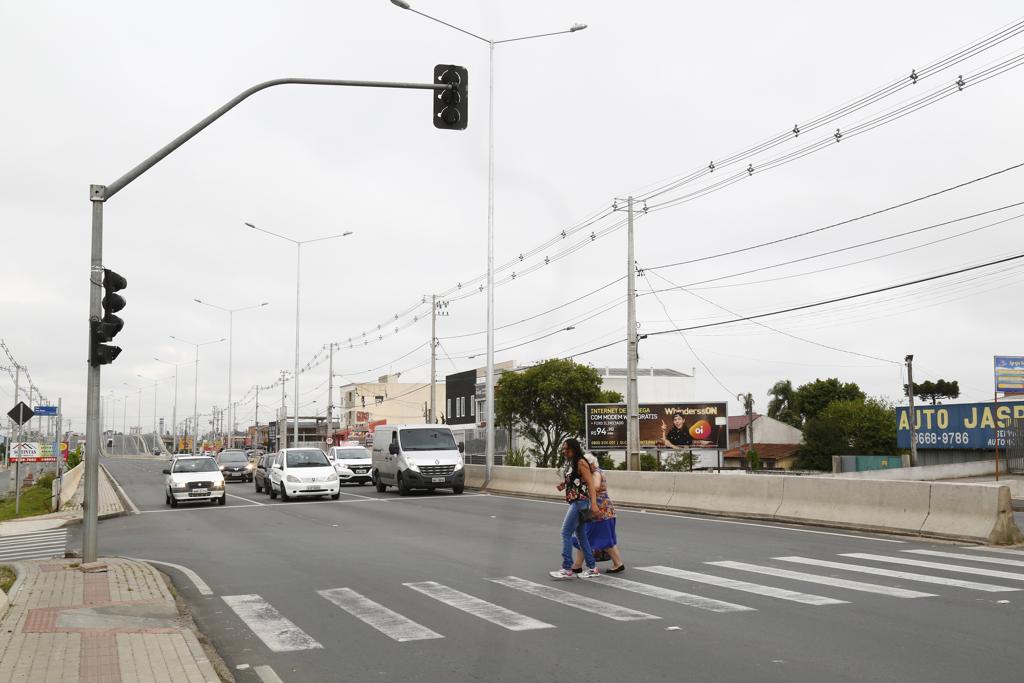 Meino de 10 anos foi atropelado em cima da faixa de pedestres por um veículo que teria furado o sinal vermelho na Rodovia João Leopoldo Jacomel. | Aniele Nascimento / Gazeta do Povo
