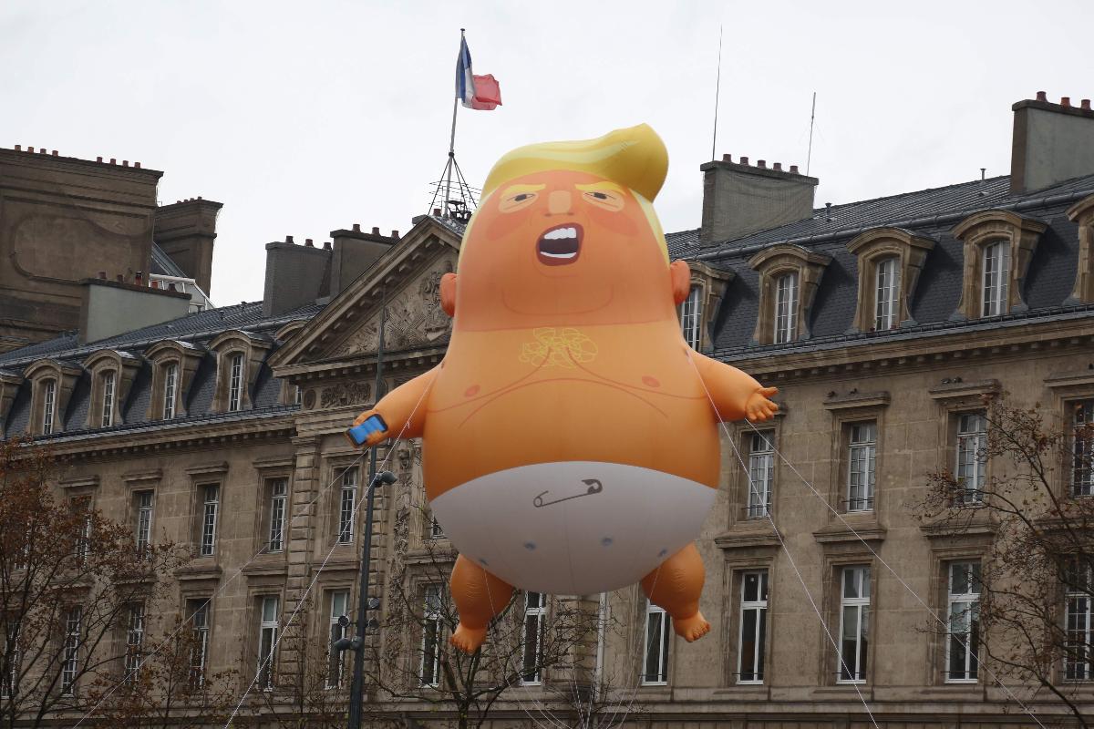 Balão feito para satirizar o presidente dos EUA, Donald Trump, mostra o mandatário usando fralda, sobre as pessoas que protestaram contra o líder norte-americano na Place de la Republique, no centro de Paris, enquanto líderes de todo o mundo, incluindo Trump, se reuniram na capital francesa para marcar o 100º aniversário do armistício de 11 de novembro de 1918, fim da Primeira Guerra Mundial. (Foto de Zakaria ABDELKAFI / AFP) | ZAKARIA ABDELKAFIAFP