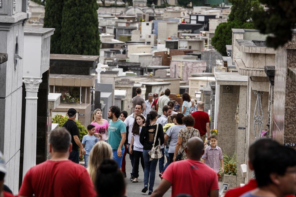 Além de aumentar o público nos cemitérios, o Dia de Finados altera horário de funcionamento de serviços em Curitiba, | Andre Rodrigues/Gazeta do Povo