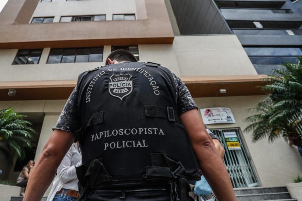 Peritos da polícia estiveram no prédio para recolher pistas que levem aos assaltantes. | Jonathan Campos/Gazeta do Povo