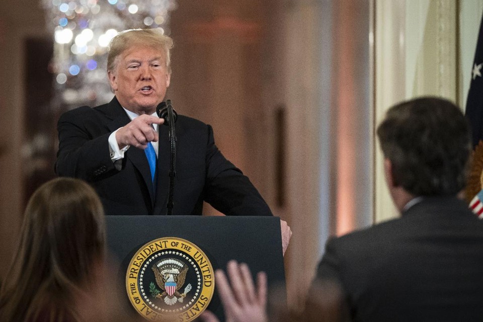 Presidente Trump discute com o repórter Jim Acosta, da CNN durante coletiva de imprensa na Casa Branca, na quarta-feira (7) | Al Drago / Bloomberg