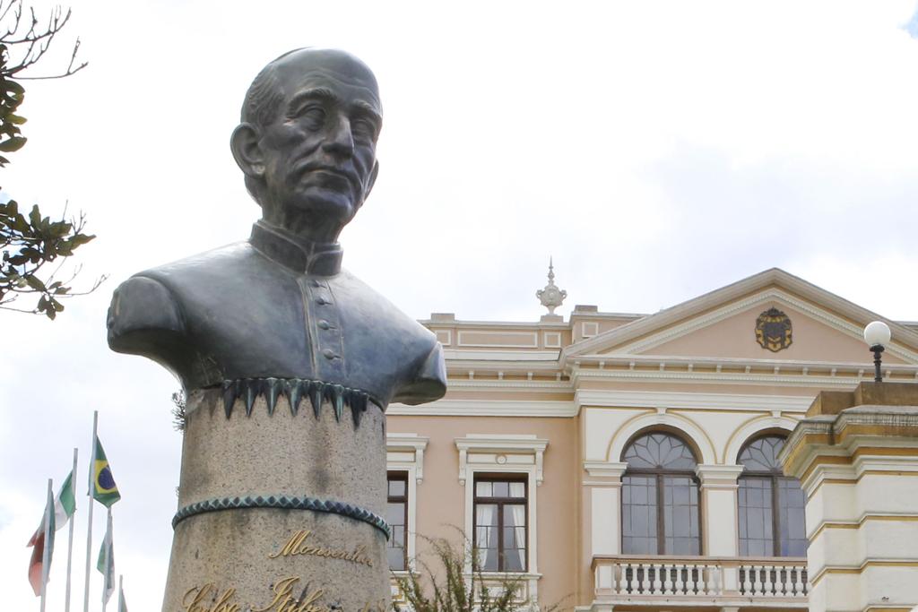 Busto de Monsenhor Celso na Praça Garibaldi foi o primeiro a retornar após restauro. | Cesar Brustolin/Prefeitura de Curitiba