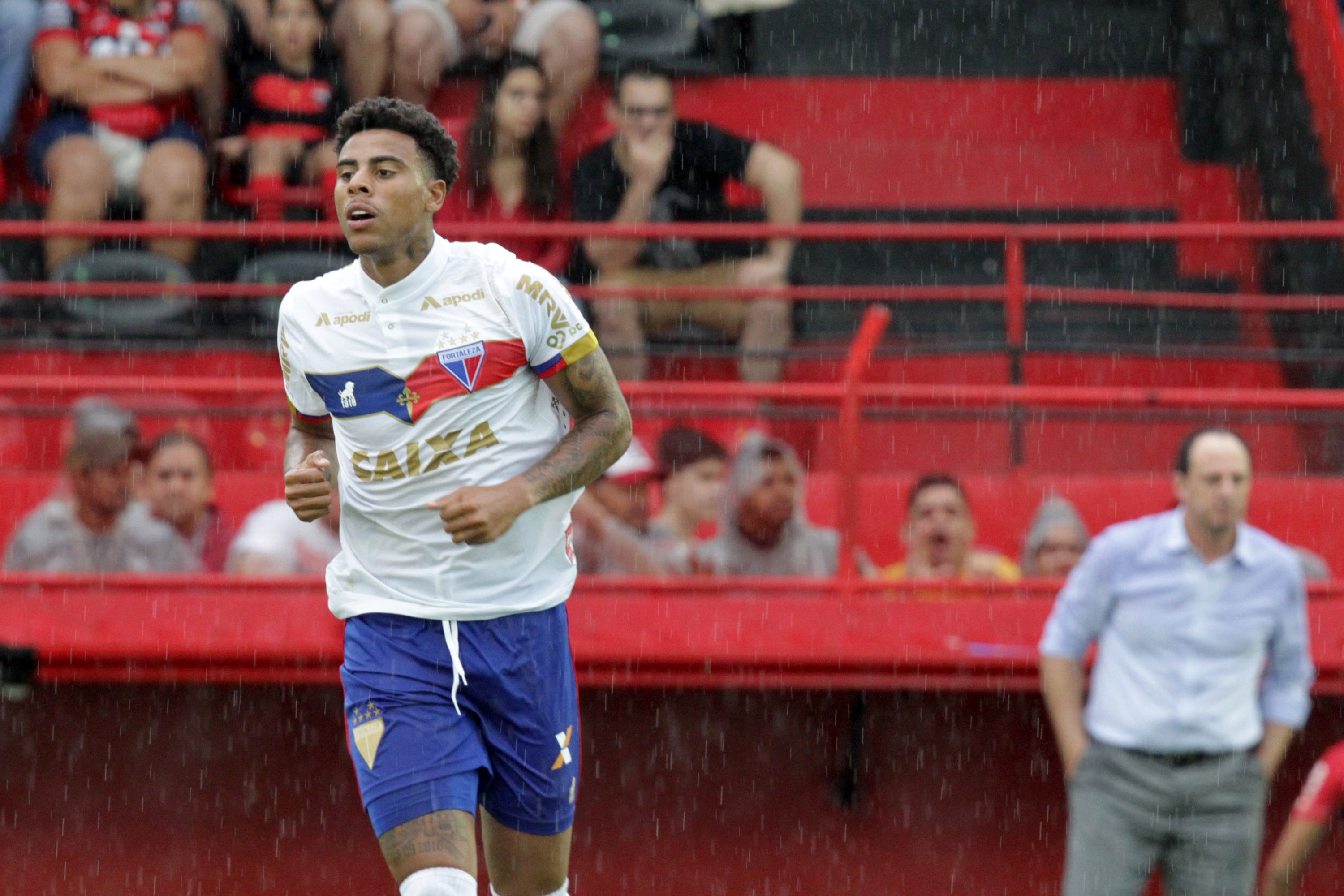 Gustavo comemora um dos gols do Fortaleza com o técnico Rogério Ceni ao fundo. | CARLOS COSTA/FUTURA PRESS/ESTADÃO CONTEÚDO/