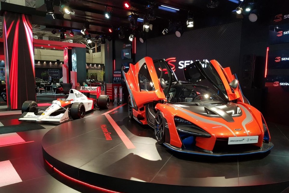 A Mclaren Senna exposta ao lado do monoposto de F1, dado ao piloto brasileiro por Ron Denis após a vitória em Monza, em 1990. | Renyere Trovão / Gazeta do Povo
