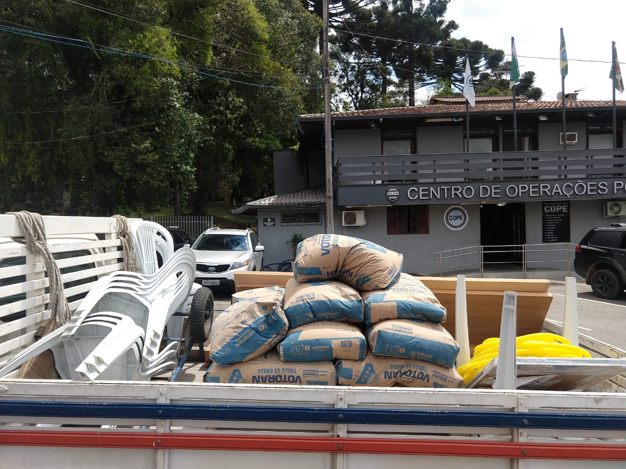 Cadeiras, mesas, portas e sacos de cimento estão entre os produtos desviados que foram apreendidos na casa da funcionária, | Polícia Civil/