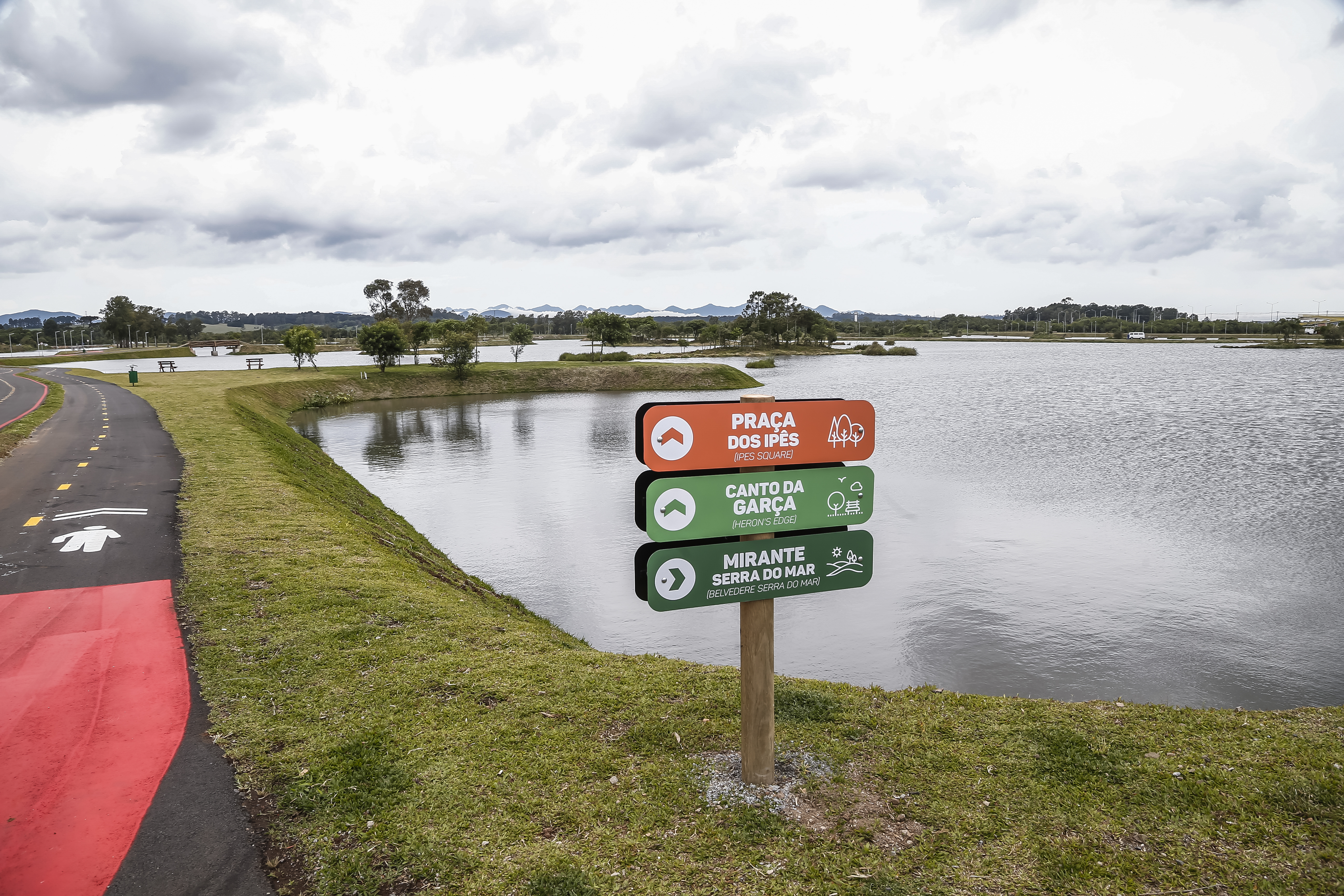 Donos dos animais de estimação terão de ficar atentos para os bichos não entrarem nos lagos do Parque das Águas. | André Rodrigues/Gazeta do Povo