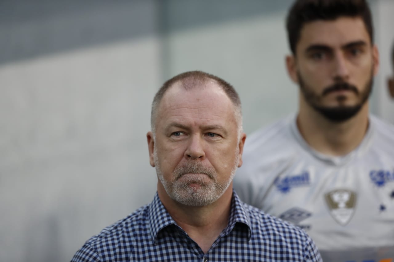 Técnico Mano Menezes, do Cruzeiro, no jogo de sábado, na Arena da Baixada. | Jonathan Campos/Gazeta do Povo/