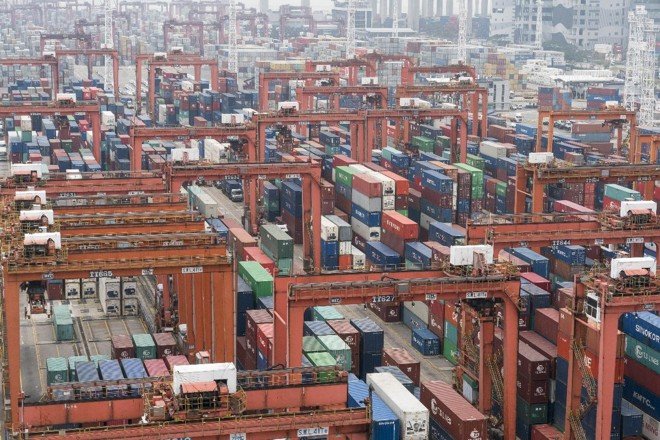 Movimento de contêineres no porto de Hong Kong | Anthony Kwan/
Bloomberg