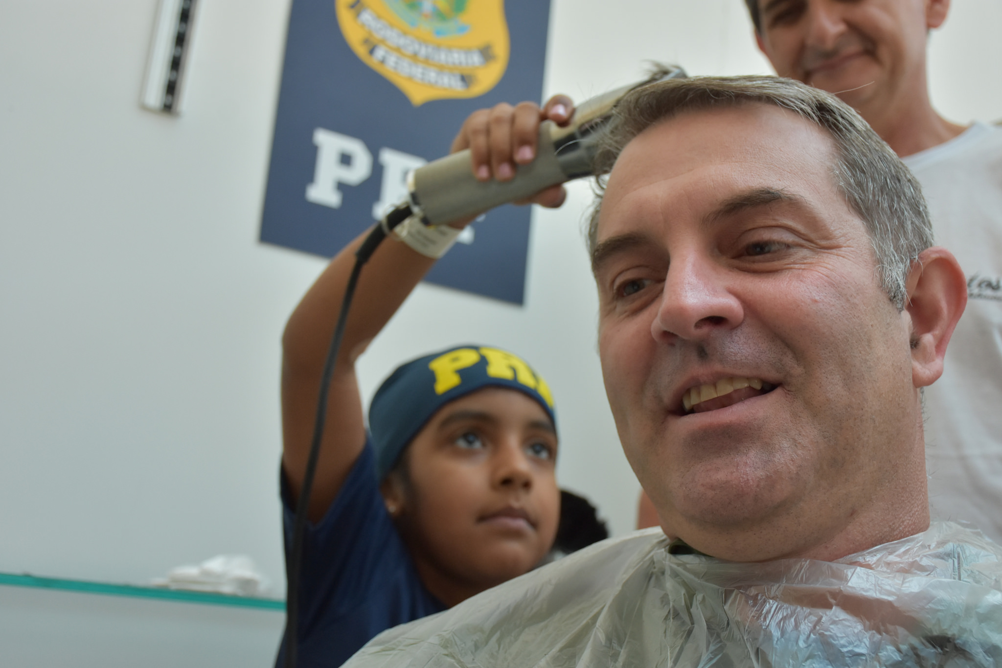 Policial rodoviário tem o cabelo raspado por criança com câncer. | Fernando Oliveira PRF/