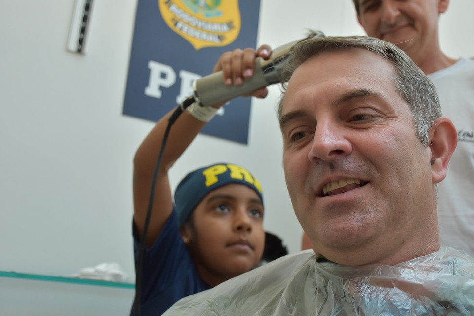 Policiais raspam o cabelo em Curitiba em solidariedade a crianças com câncer Policial rodoviário tem o cabelo raspado por criança com câncer. | Fernando Oliveira PRF/
