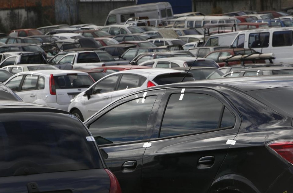 Carros que serão leiloados não foram procurados pelos proprietários no pátio da Setran. | Aniele Nascimento/Gazeta do Povo