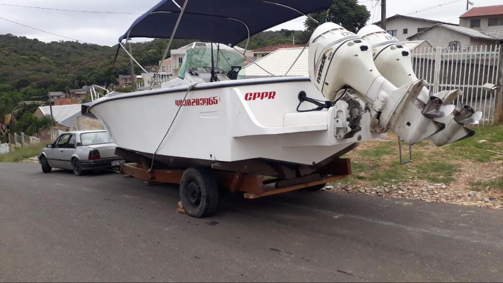 O Monza e o barco foram abandonados em uma rua sem saída de Almirante Tamandaré, na região de Curitiba | Isaias Luiz da Silva/Colaboração