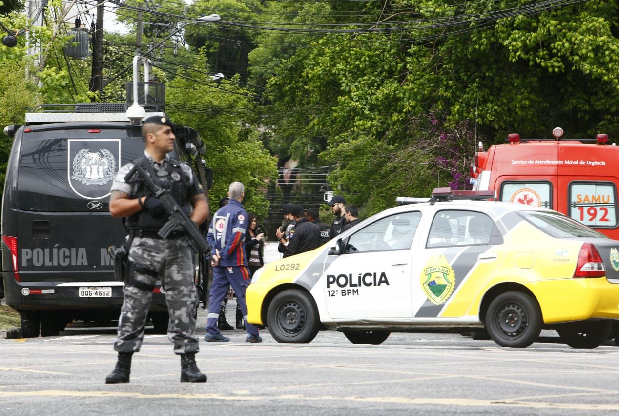 Polícia Militar isolou o trânsito no entorno do condomínio no Áua Verde | Aniele Nascimento / Gazeta do Povo/