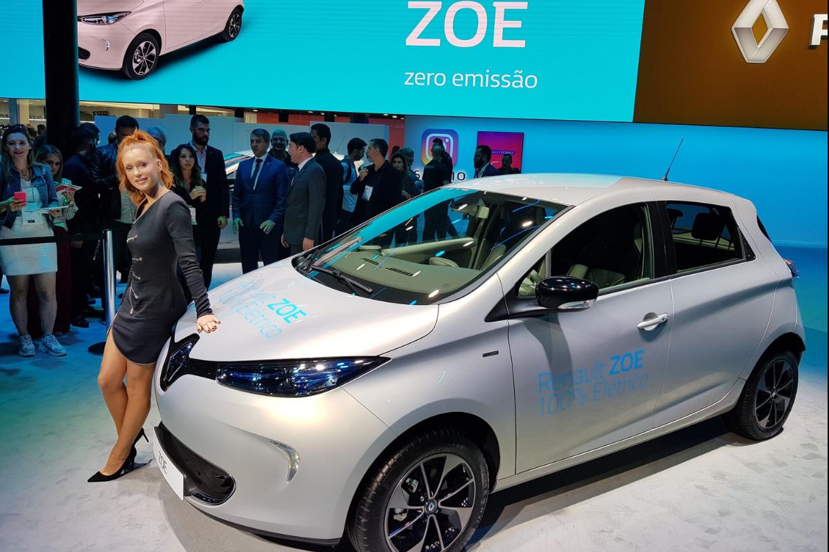 A atriz global Marina Rui Barbosa apresenta o Renault Zoe durante o Salão de São Paulo. | Renyere Trovão / Gazeta do Povo