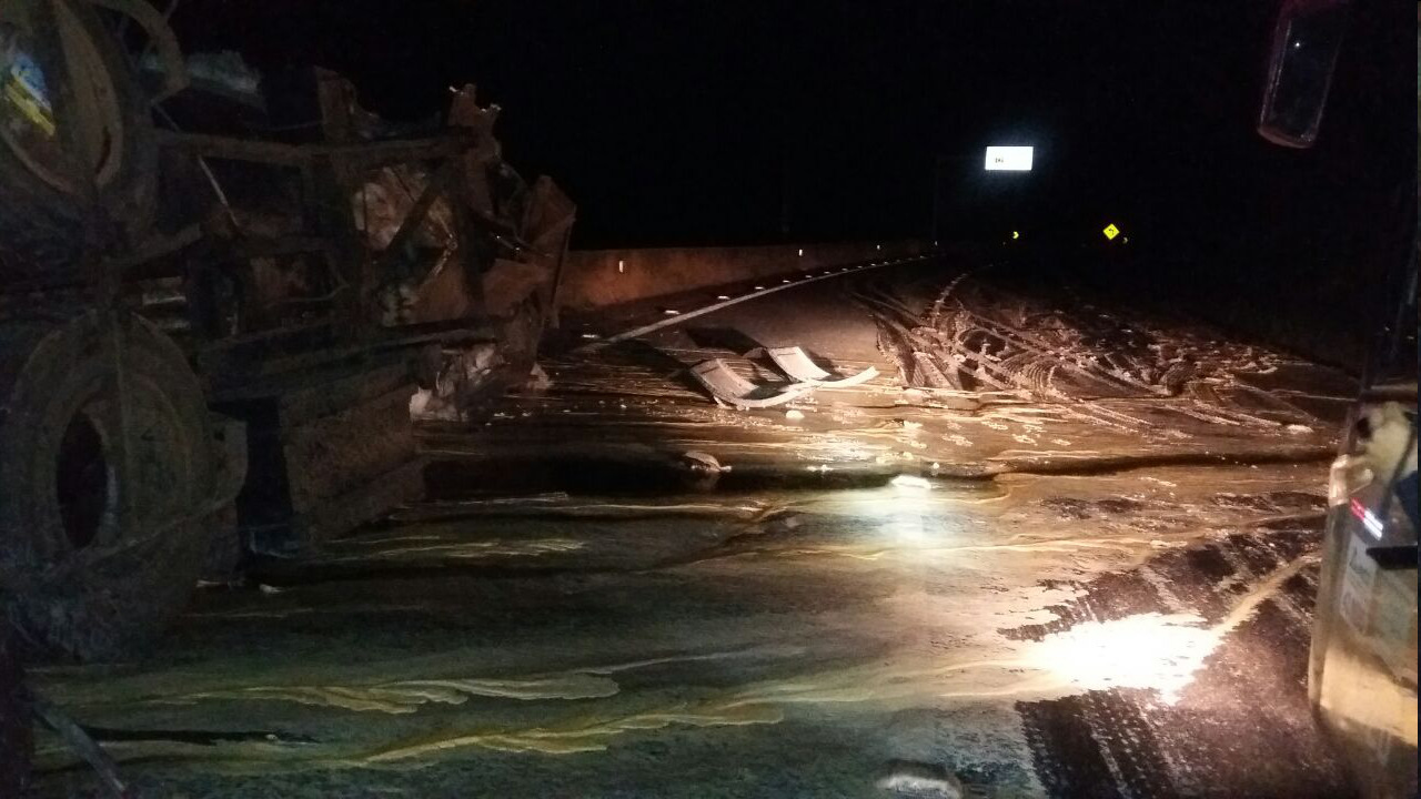 Óleo vegetal ficou espalhado pela pista após tombamento de caminhão na BR-277 entre Ponta Grossa e Curitiba | PRF/Divulgação