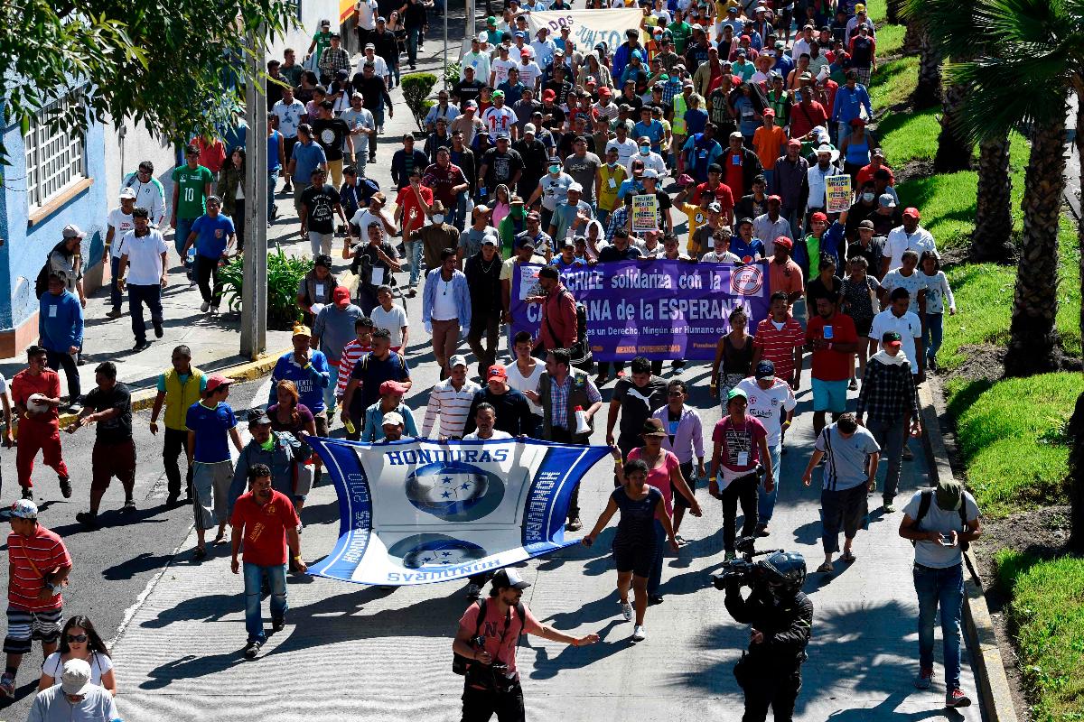 Migrantes centro-americanos que se dirigem em uma caravana para os EUA marcham em direção à sede do Acnur, na Cidade do México | ALFREDO ESTRELLA/AFP