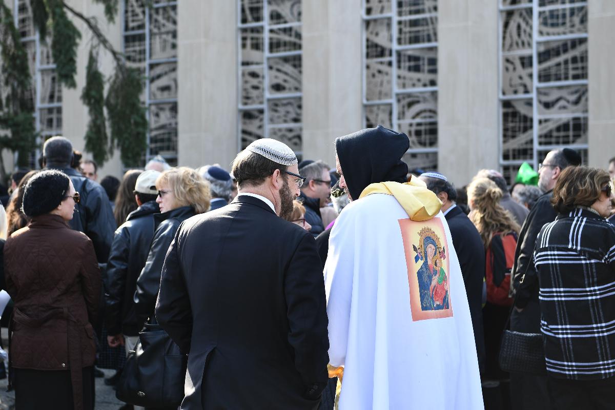Pessoas se reúnem do lado de fora da Congregação da Árvore da Vida, em 30 de outubro de 2018, em Pittsburgh, Pensilvânia (EUA). | BRENDAN SMIALOWSKI/AFP
