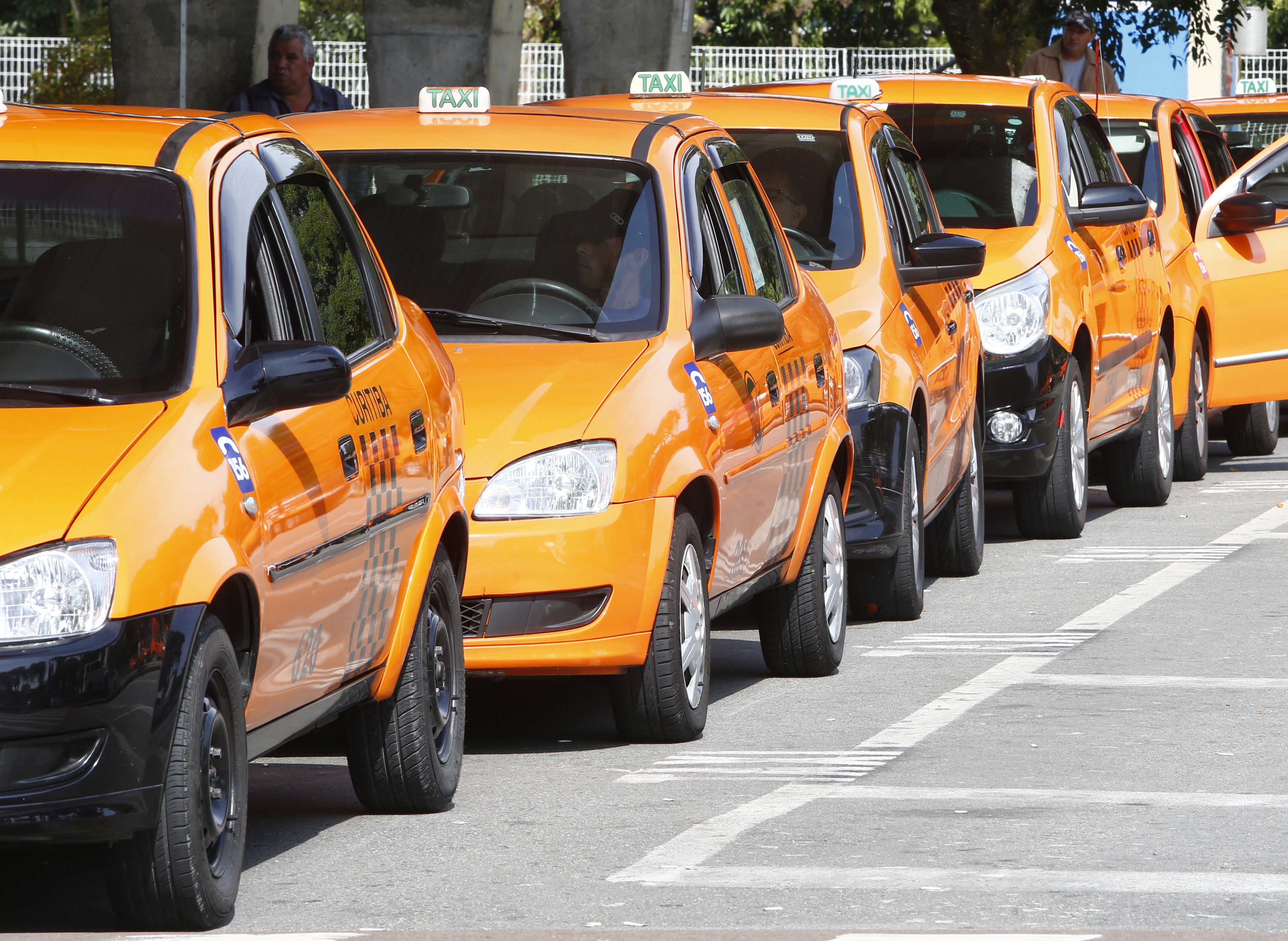 Adesão ao aplicativo será opcional para os cerca de três mil taxistas que hoje trabalham em Curitiba | Aniele Nascimento/Gazeta do Povo