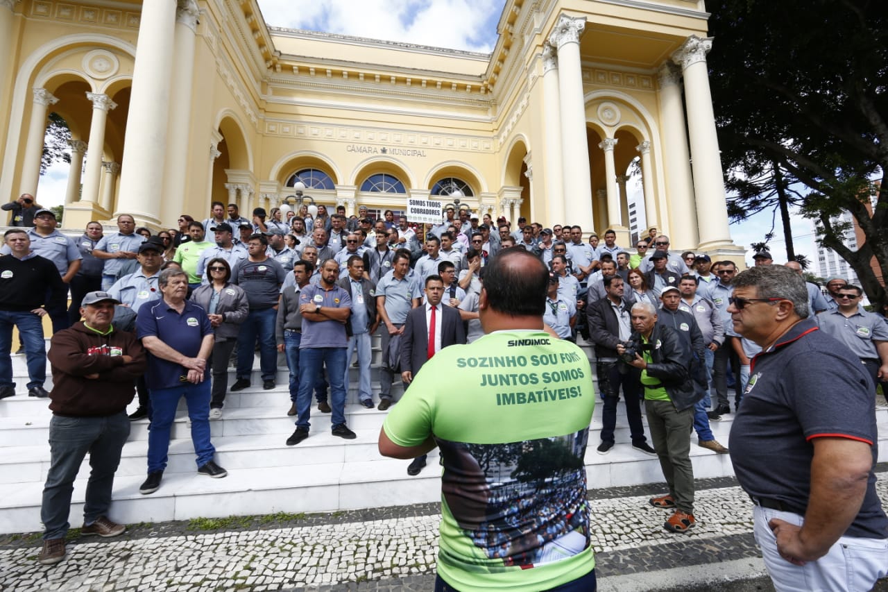 Motoristas e cobradores reunidos na escadaria da Câmara de Curitiba em ato nesta terça (20) | Aniele Nascimento /Gazeta do Povo