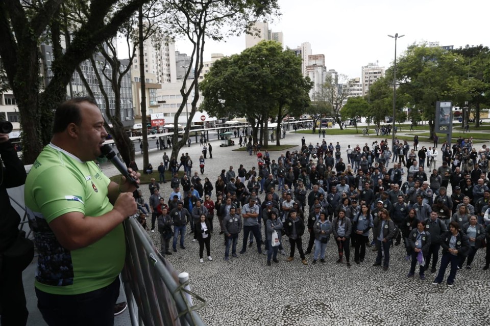 Presidente do Sindimoc, Anderson Teixeira, na assembleia dos motoristas e cobradores nesta quinta na Praça Rui Barbosa. | André Rodrigues/Gazeta do Povo