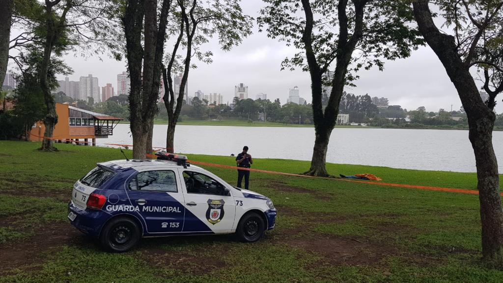 Cadáver foi encontrado próximo ao lago de um dos principais pontos turísticos da capital | Foto: Renyere Trovão/Gazeta do Povo