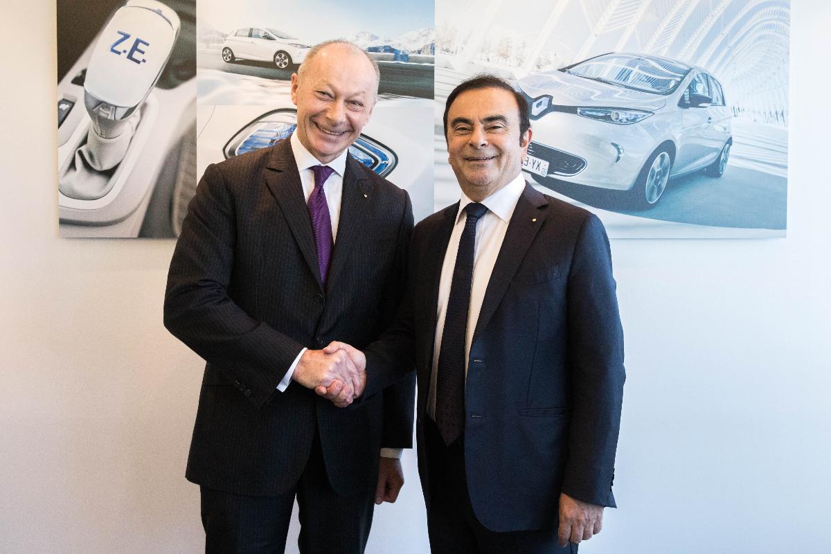 Thierry Bollore (E), que deve assumir interinamente o comando da Renault, con Carlos Ghosn, em fevereiro | Christophe Morin/Bloomberg