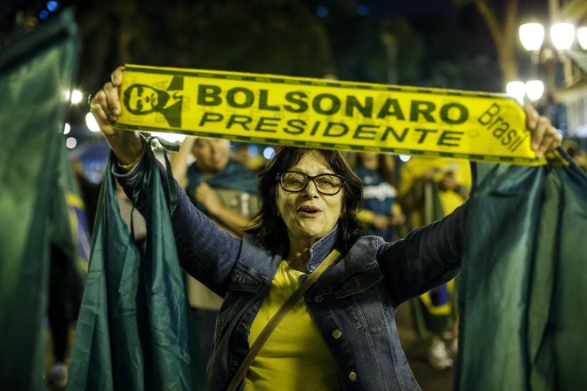 Apoiadora de Bolsonaro, em Curitiba (PR), comemorando a vitória de capitão da reserva | André Rodrigues/Gazeta do Povo