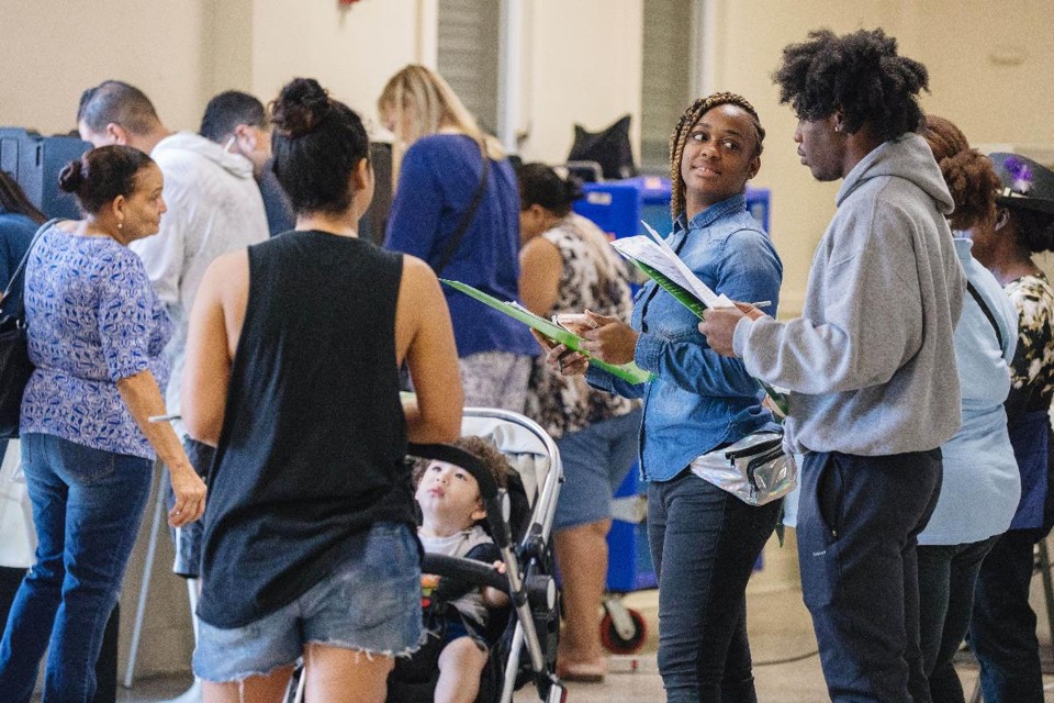 Eleitores na fila para depositarem os seus votos em Miami, 6 de novembro | Jayme Gershen / Bloomberg