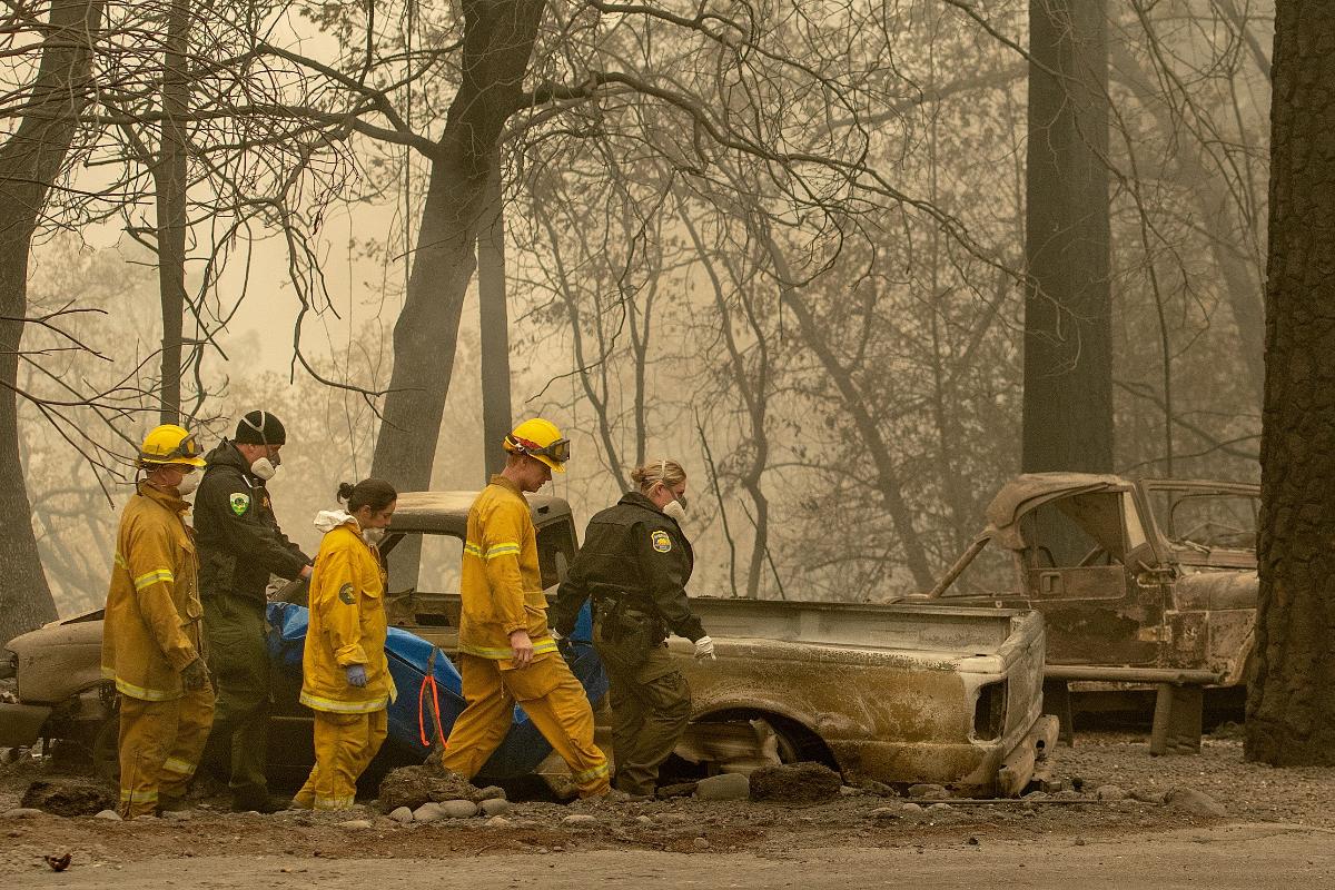 Equipe de buscas carrega um corpo encontrado no incêndio Camp Fire, na região de Paradise, norte da Califórnia | JOSH EDELSON/AFP