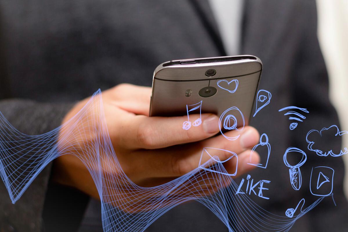 Um número relativamente pequeno de players (Facebook, Twitter, Google, etc.) conquistou imenso poder para determinar quais vozes podem ser ouvidas através de normas comunitárias e constantes mudanças nos (nebulosos) algoritmos | Pixabay