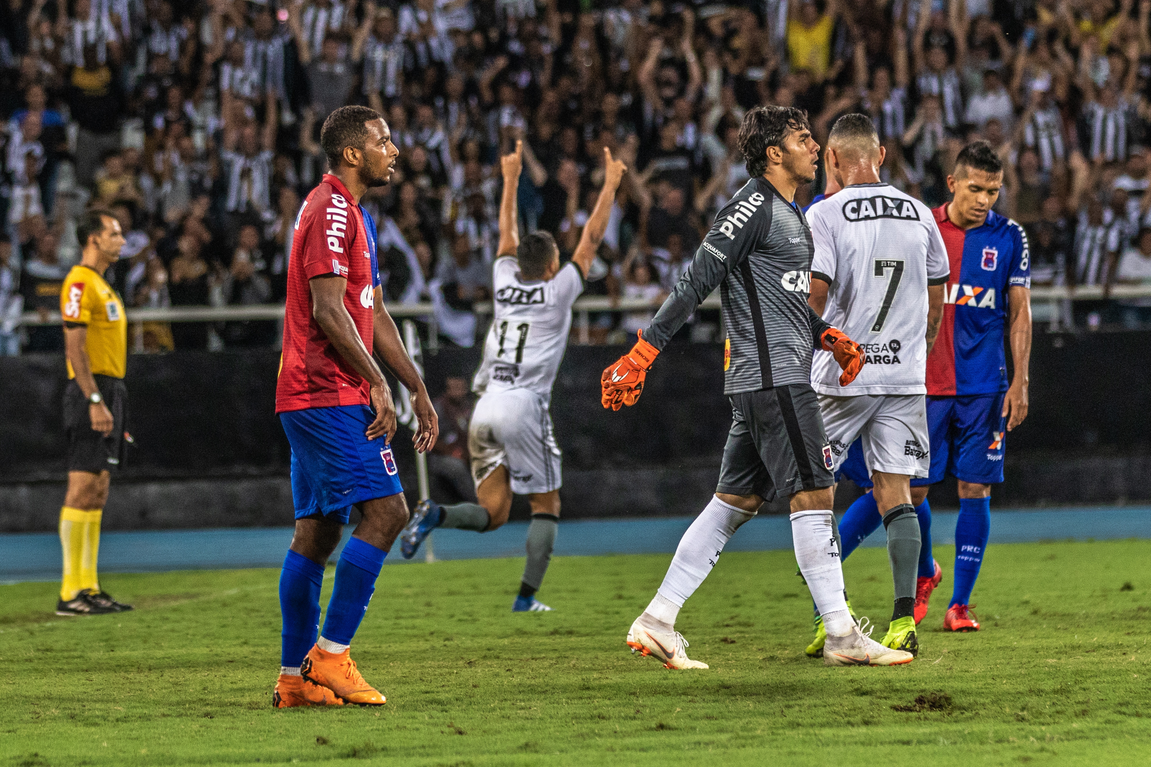 Erik, do Botafogo, comemora o primeiro gol contra o Paraná. | ALEXANDRE NETO/PHOTOPRESS/ESTADÃO CONTEÚDO/