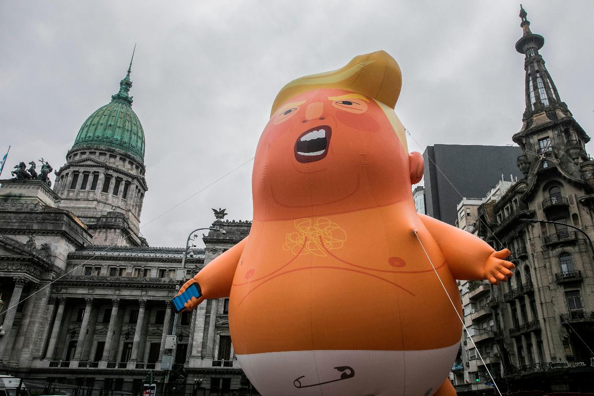 Boneco inflável representando o presidente americano Donald Trump em frente ao Congresso argentino, em Buenos Aires, em manifestação na véspera do G20 | ALBERTO RAGGIO / AFP