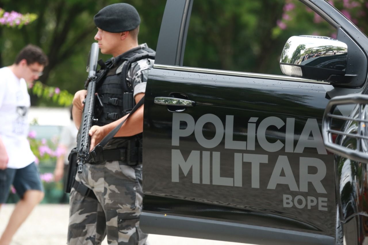 Policial do Bope patrulha a Praça Rui Barbosa: além do policiamento normal, PM terá reforço nas ruas de policiais do setor administrativo. | Marco Charneski/Gazeta do Povo