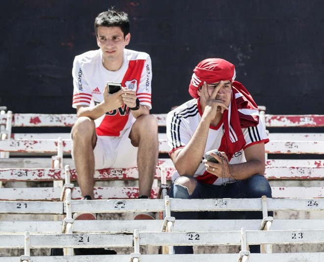 Torcedores do River Plante que já estavam no Monumental de Nuñez foram avisados pelo alto-falantes do estádio que não haveria jogo neste domingo também. | ALEJANDRO PAGNI/AFP