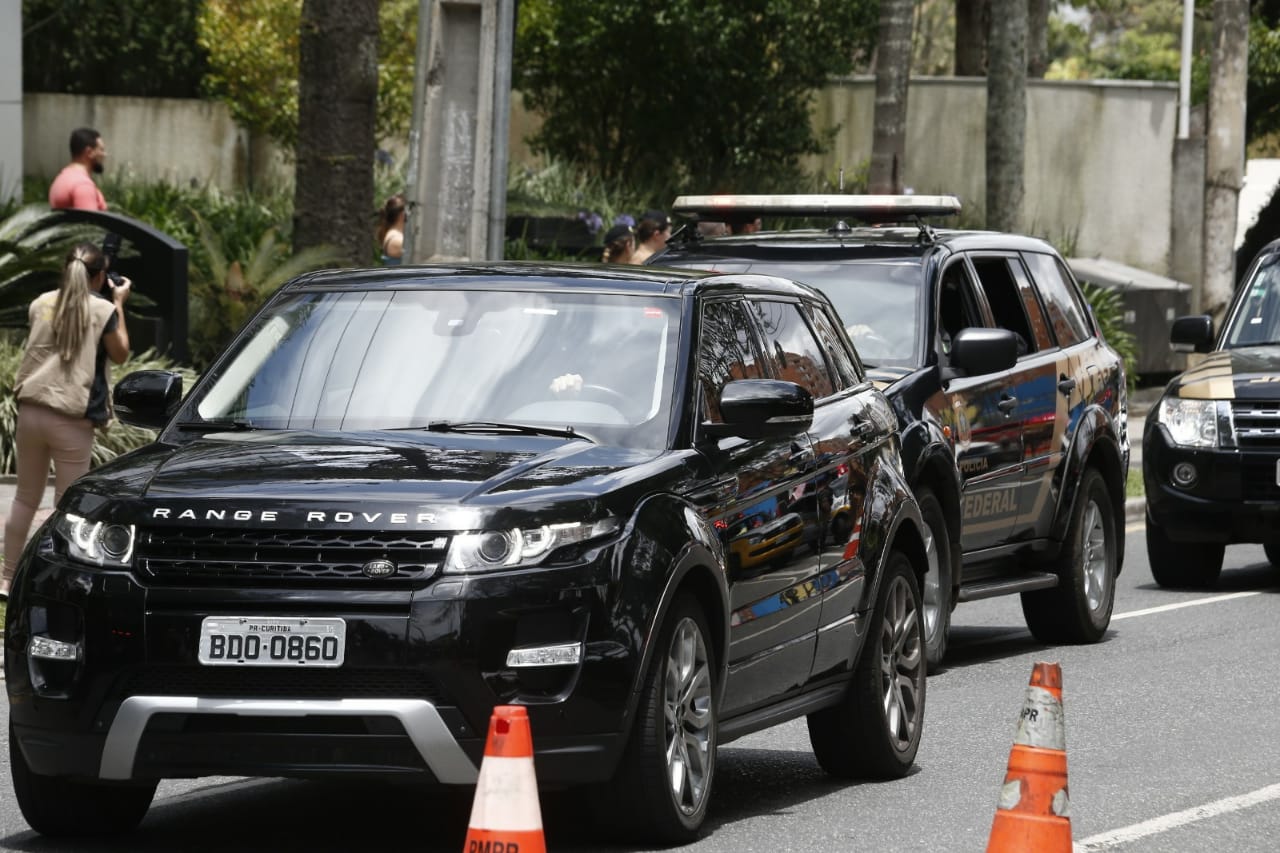 Lula chega à Justiça Federal escoltado pela PF. | Alexandre Mazzo / Gazeta do Povo/