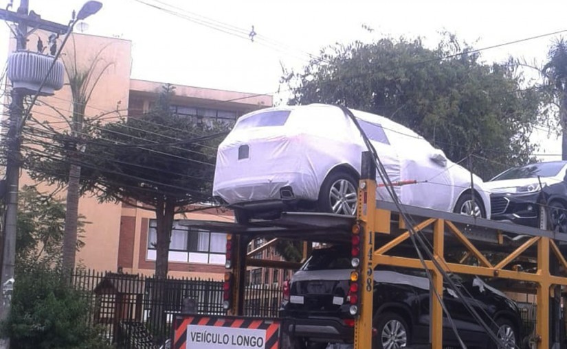 Caminhão que levava carros ficou enroscado no cruzamento das ruas Chile com Lamenha Lins. | Setran/