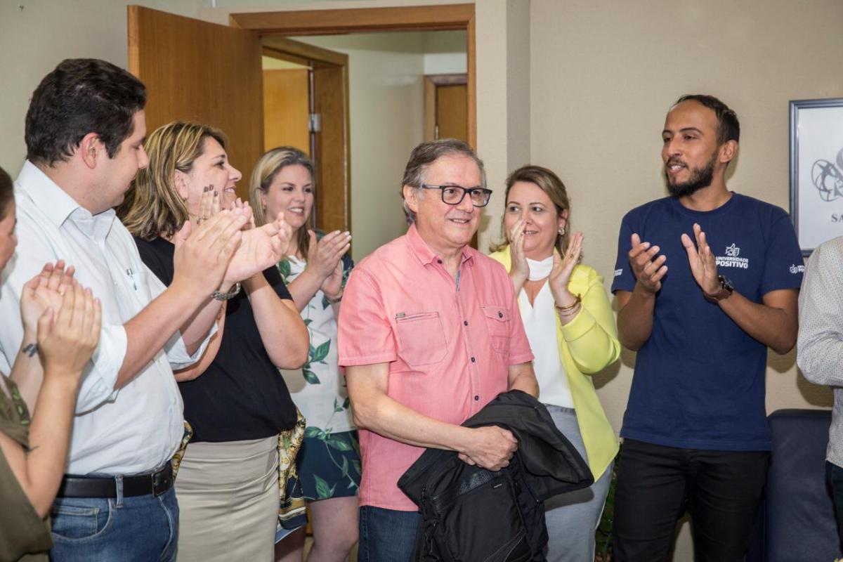 O futuro ministro da Educação de Bolsonaro, Ricardo Vélez Rodríguez, recebe homenagem na Universidade Positivo de Londrina, nesta segunda-feira (26) | Jéssica PizzaDivulgação