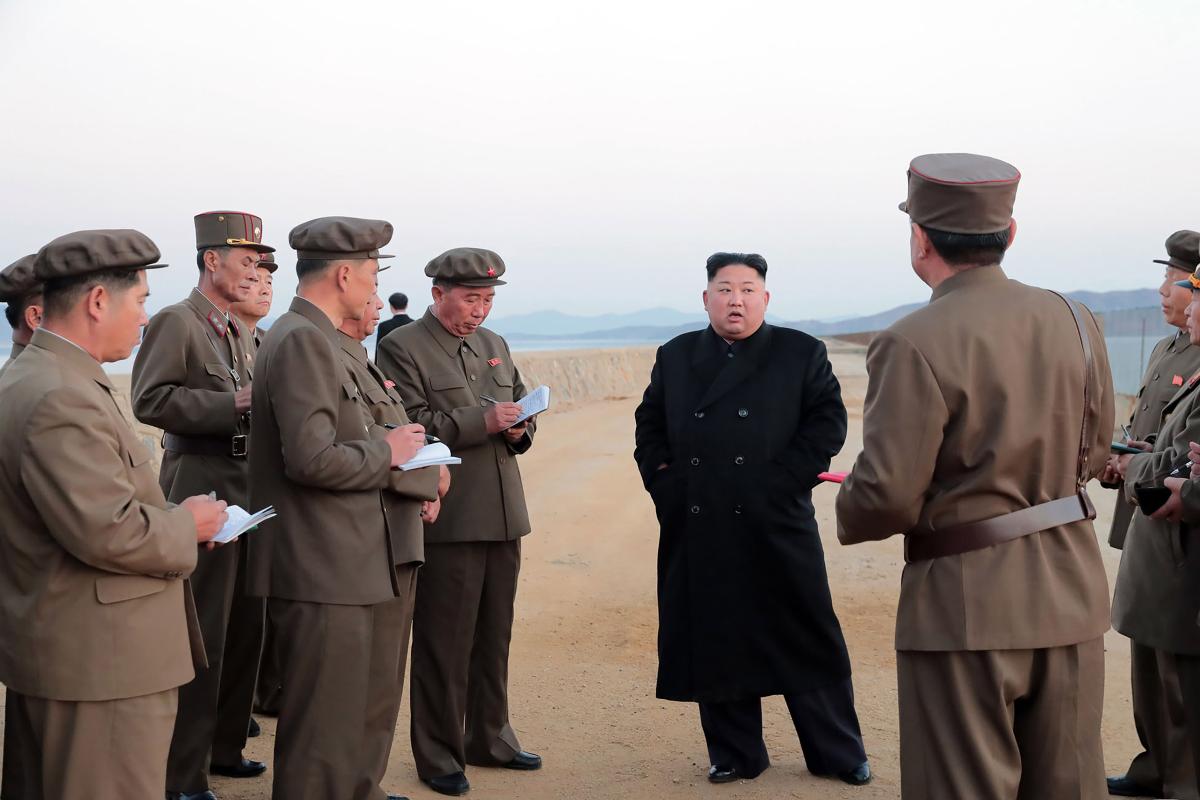 Esta imagem sem data divulgada pela Agência Coreana Central de Notícias (KCNA) em 16 de novembro de 2018 mostra o ditador norte-coreano Kim Jong Un (centro) supervisionando um teste de armas recentemente desenvolvido um local não revelado | KCNA VIA KNS/AFP