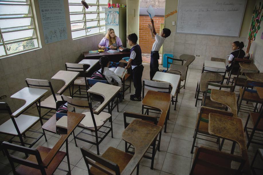 Escola no subúrbio de Caracas: pais dão aulas para os filhos porque os professores desapareceram | Wil Riera/For The Washington Post